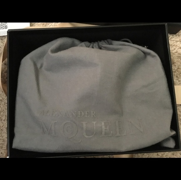 Authentic Alexander McQueen
Insignia
Leather bag - Picture 4 of 8